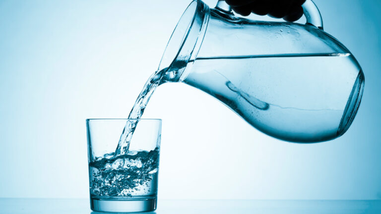 Выпивайте каждый день стакан горячей воды. Сделайте это в нужное время, и вы быстро почувствуете эффект
